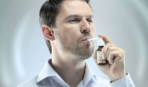 Спрей от ангины с антибиотиком: особенности назначения Спрей от ангины с антибиотиком: особенности назначения