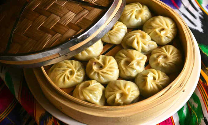 Если вы не можете отказать себе в мантах, то их рекомендуется приготовить из диетического мяса без специй