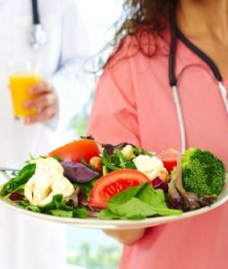 Врач предлагает тарелку с полезными овощами картинка