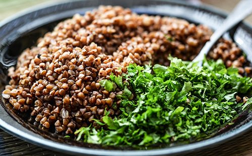 Рассыпчатая гречневая каша с зеленью