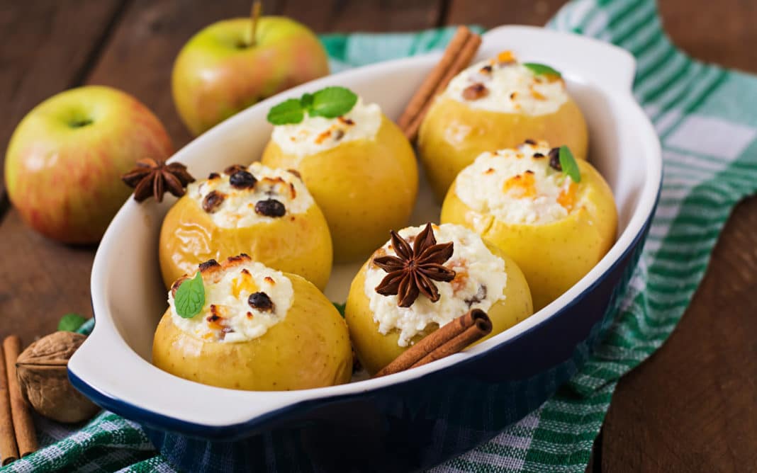 Запеченные яблоки, фаршированные творогом Фрукты при язве