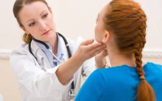 Врач проверяет щитовидку